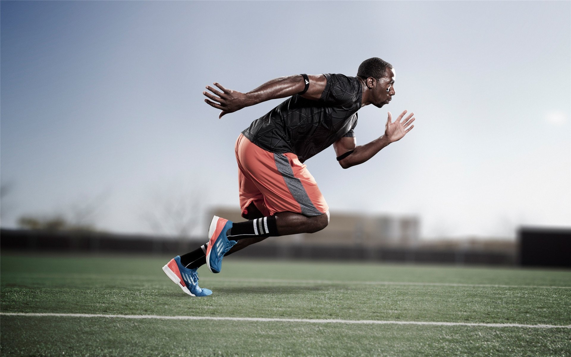 国内足球产业链“人才+设备+场馆”融合发展格局形成，足球产业主要经营内容